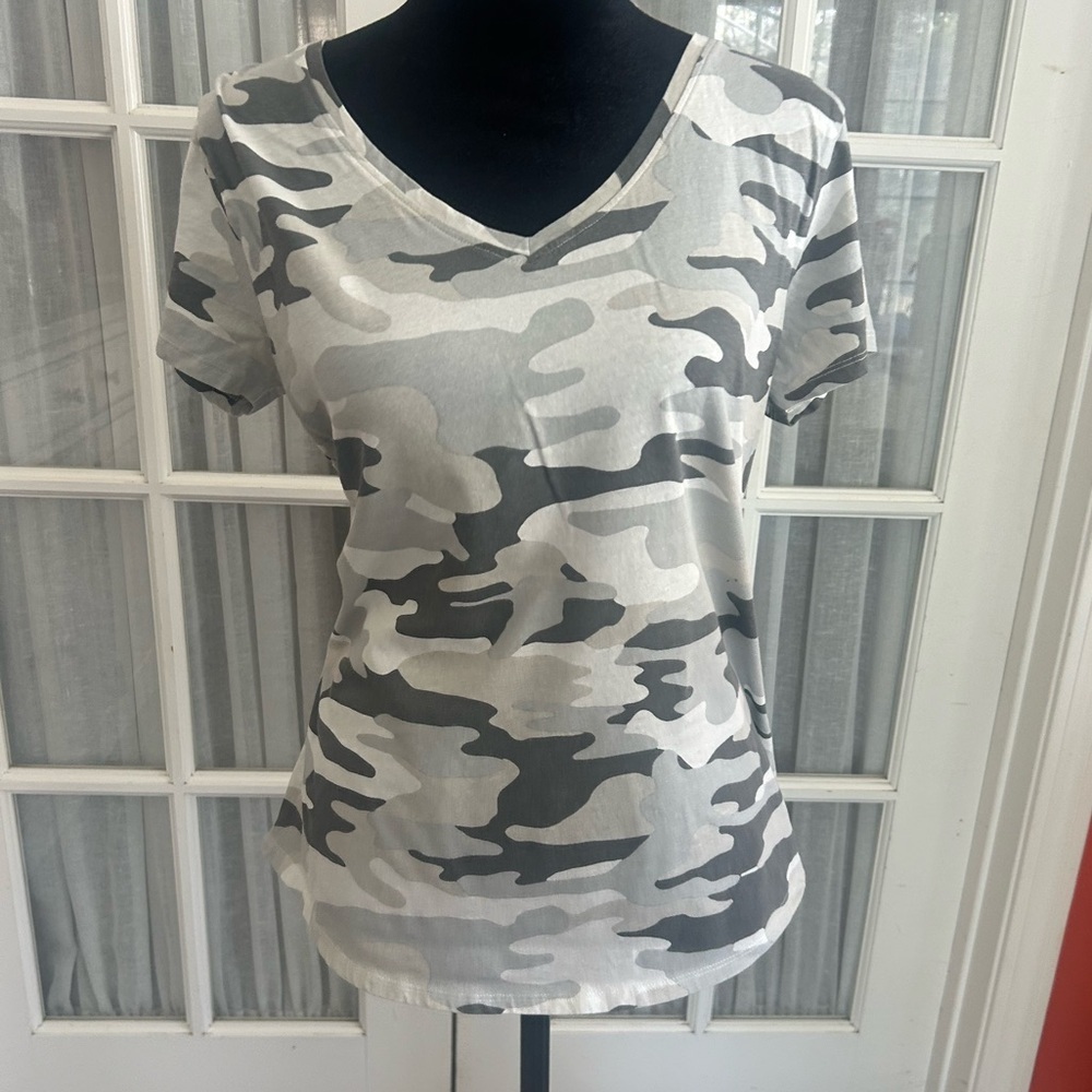 NY & C Camouflage V-Neck Short Sleeve T-Shirt Gray & White Size M